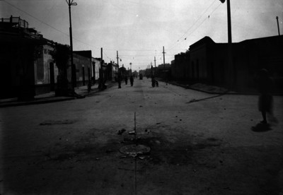 Vida cotidiana en una calle céntrica, obras de alcantarillado