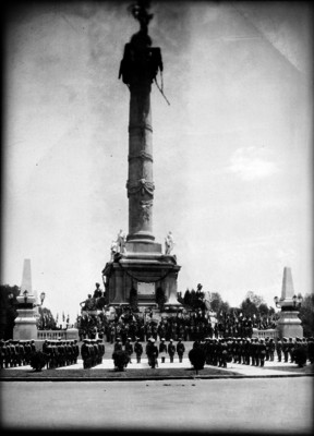 Militares durante una conmemoración en la columna de Independencia