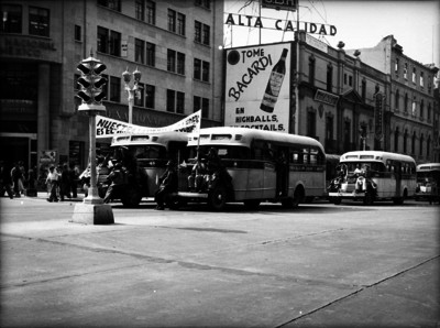 Manifestación de trabajadores abordo de autobuses con motivo de su huelga