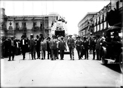 Obreros desfilando con motivo del 1° de mayo