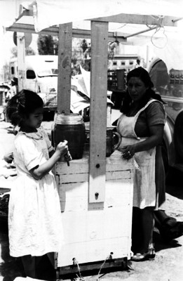 Mujer vendiendo aguas frescas