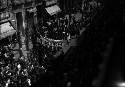 Manifestación obrera por una calle de la ciudad