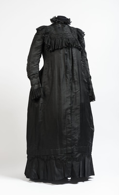 Vestido de luto para la hora del té (tea gown)