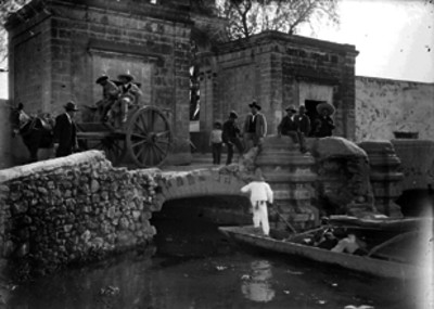 Hombres observando el canal de La Viga