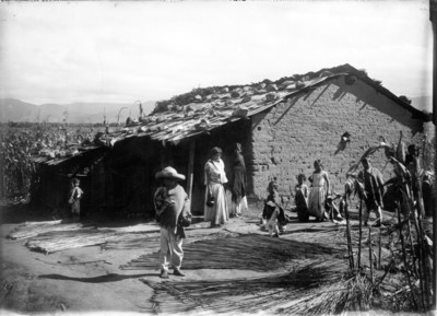 Niños indígenas en el exterior de un jacal