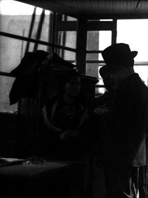 Agentes del ministerio público interrogando a una mujer