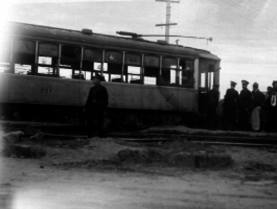 Policías y gente en la calle donde un tranvia se accidento