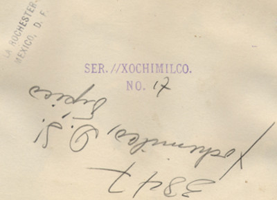 Canoas a la orilla de un canal