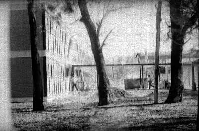 Hombres arreglando las instalaciones de la Escuela Normal