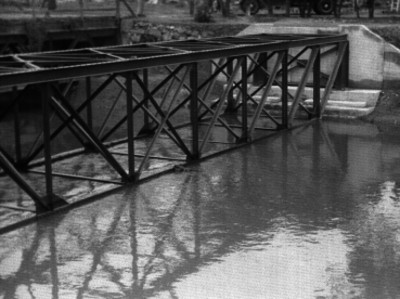 Estructura de un puente sobre un canal