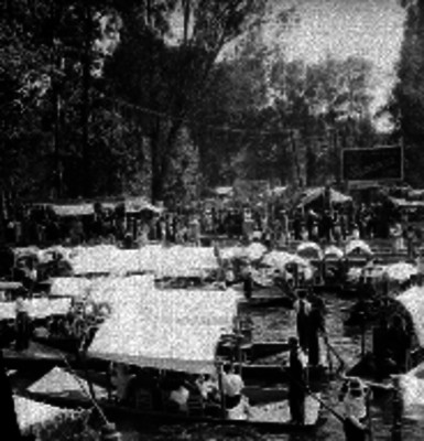 Gente a las orillas de un canal en Xochimilco