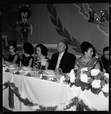 Eva Sámano, Eligio Esquivel y Luz María en el banquete realizado en el hipódromo de Tijuana