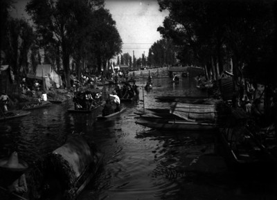 Trajineras navegando en el canal de la Viga