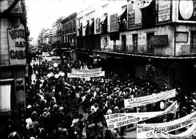 Manifestación obrera desfila por la calle 3a de Bolívar