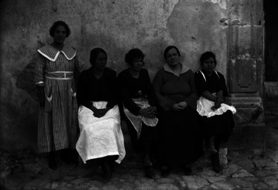 Luz Corral de Villa y familiares en la hacienda de Canutillo, retrato de grupo