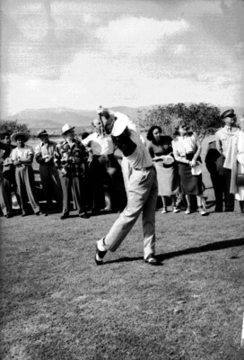 Jugador de golf después de hacer un tiro