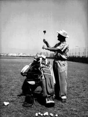 Juan Neri selecciona un palo para golf