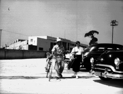Juan Neri y mujer caminan por una calle