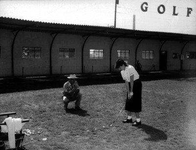 Juan Neri observa a una mujer realizar un tiro durante un entrenamiento