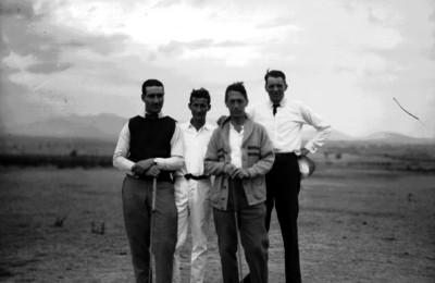 Golfistas en el campo, retrato de grupo