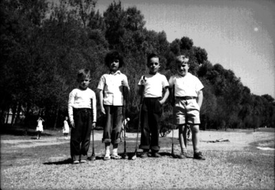 Niños golfistas, retrato de grupo
