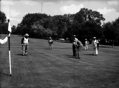 Golfista realiza un tiro durante una competencia