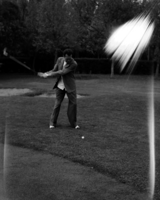 Jugador de golf prepara un tiro