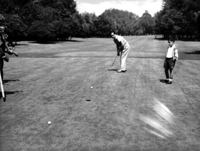 Golfista ejecuta un tiro dentro de un campo