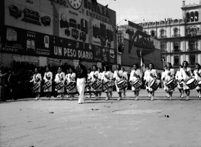 Banda de guerra desfila por una calle