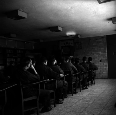 Obreros toman clases en la biblioteca Comandante Saavedra
