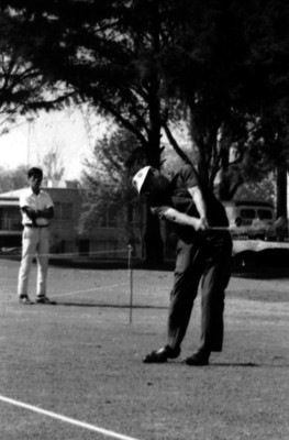 Jugador de golf le pega a la bola en una competencia