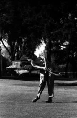 Golfista se prepara para pegarle a la bola durante una partida