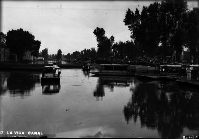 Gente en trajineras en el Canal de la Viga