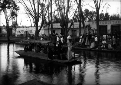 Gente en trajinera en el Canal de la Viga