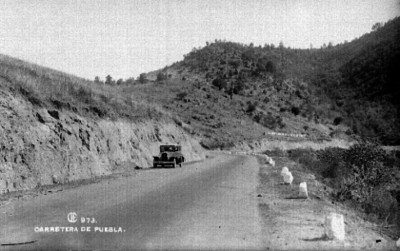 Automóvil transita tramo de la carretera a Puebla