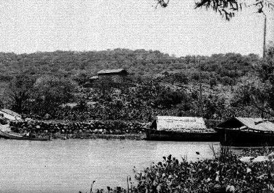 Embarcaciones y casa rural en la ribera del lago de Chapala