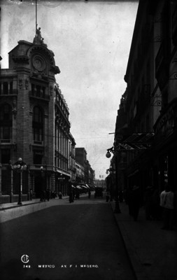 Vista de la "Av. Francisco I. Madero" con esquina Isabel la Católica