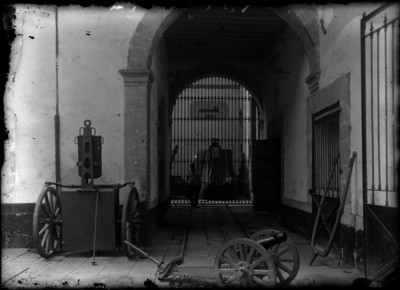 Individuo en interior del cuartel de la Ciudadela, vista interior