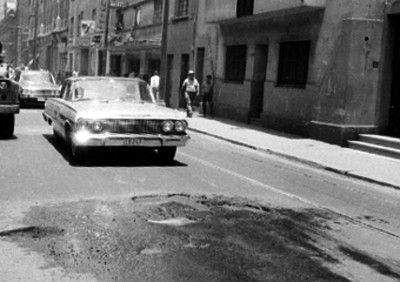 Bache en una calle junto a la vía del tranvía