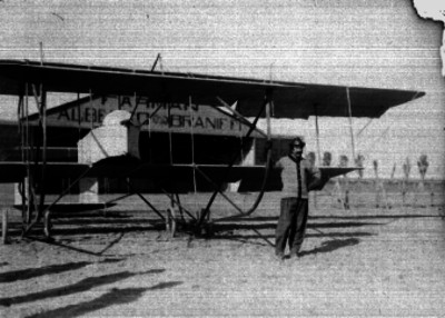 Alberto Braniff junto al Biplano Farman