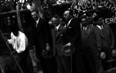 Charles Lindbergh, Dwight Morrow y otras personas abordo de una trajinera en Xochimilco