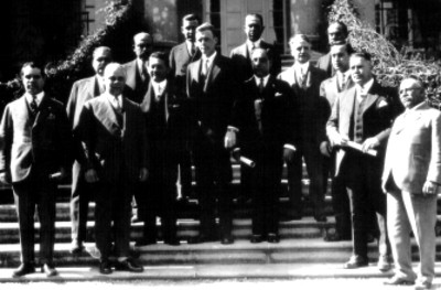 Charles Lindbergh, Dwight Morrow y funcionarios en la escalinata de un edificio