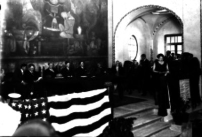 Charles Lindbergh, Dwight Morrow y otras personas presidiendo una reunión