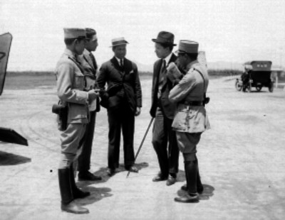 Juan Guillermo Villasana conversando con otros hombres en Balbuena