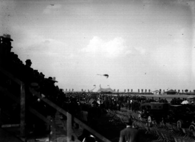 Roland "Garrós" durante vuelo de exhibición en la Semana Aérea