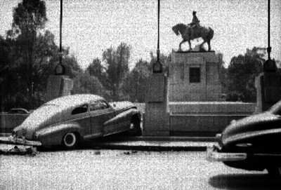 Automóvil impactado contra un monumento