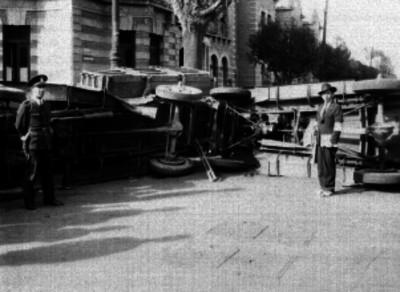 Camión de carga y autobús volcados después de un choque