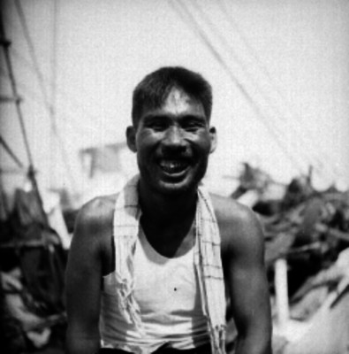Pescador con una faja colgando de su cuello, retrato