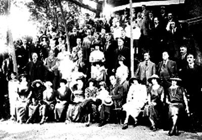 Dwight W. Morrow en compañía de otros diplomáticos y sus esposas acreditados eb la ciudad de México en un evento social