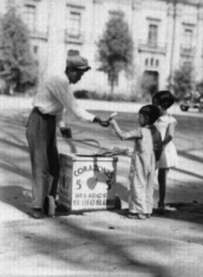 Hombre vende paletas a niños